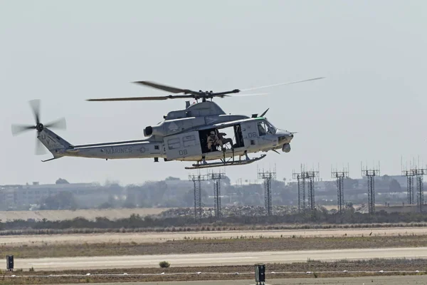 Aviões de helicóptero Huey voando no Miramar Air Show 2016 em San Diego — Fotografia de Stock