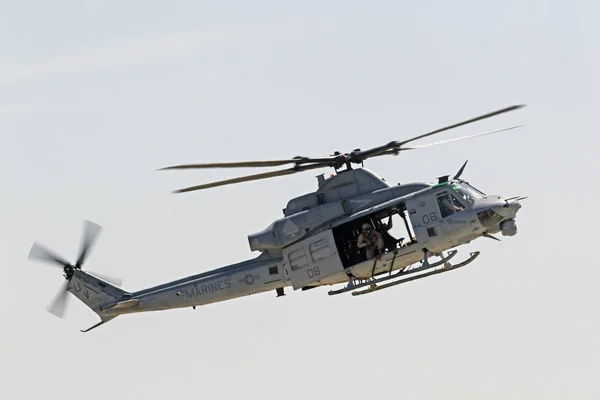 Helicopter Huey flygplan flyger på 2016 Miramar Air Show i San Diego — Stockfoto