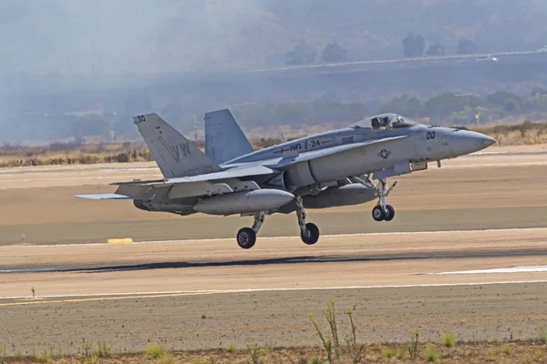 Avião F-18 Avião Hornet voando no Miramar Air Show de 2016 em San Diego — Fotografia de Stock