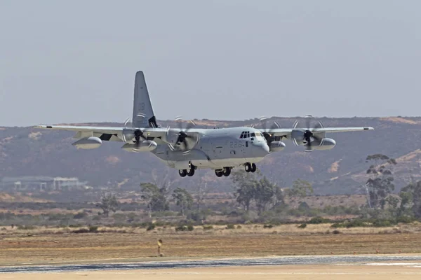 Repülőgép C-130 csapatokat szállító repülőgép repül a 2016 Miramar Air Show-ban San Diego — Stock Fotó