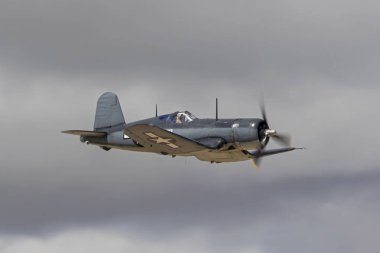 2017 Los Angeles hava Fuarı'nda uçan uçak F4u Corsair İkinci Dünya Savaşı savaş