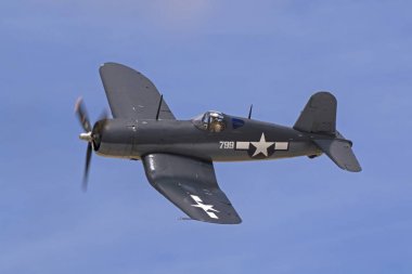 2017 Los Angeles hava Fuarı'nda uçan uçak WWII vintage F4u Corsair avcı