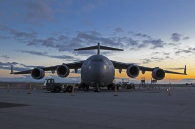 Uçak ABD Hava Kuvvetleri C-17 asker taşıma jet 2017 Los Angeles Air Show'da gündoğumu sırasında
