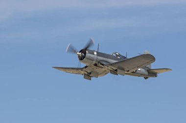 2017 Los Angeles hava Fuarı'nda uçan uçak WWII F4u Corsair avcı