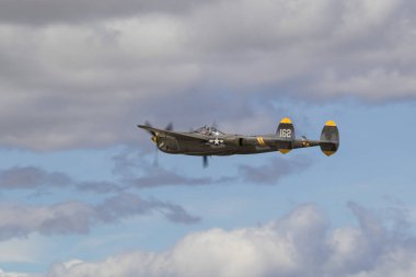 2017 Los Angeles hava Fuarı'nda uçan uçak WWII vintage P-38 yıldırım avcı