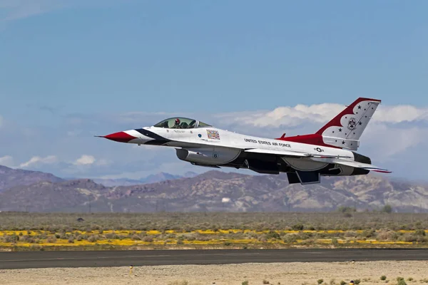 Airplane US Air Force Thunderbirds F-16 jet fighter flying at the 2017 Los Angeles Air Show — Stock Photo, Image