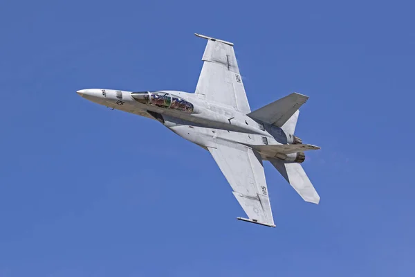 Airplane F-18 Hornet jet fighter flying at the 2017 Los Angeles Air Show — Stock Photo, Image