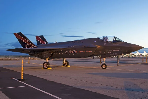 Avión F-35 Lightning sigilo de combate al amanecer durante el 2017 Los Angeles Air Show — Foto de Stock