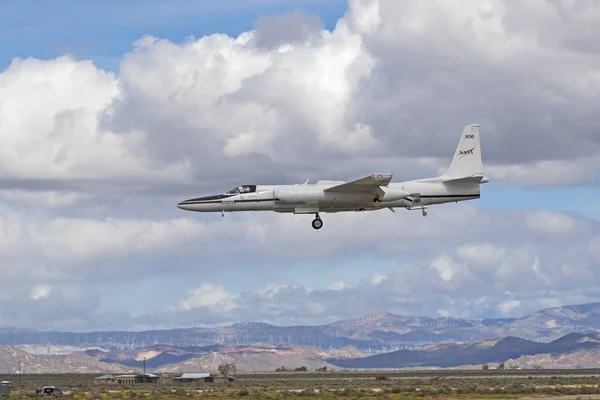 在 2017年洛杉矶航空展飞行的飞机 Nasa Er-2 研究喷射 — 图库照片