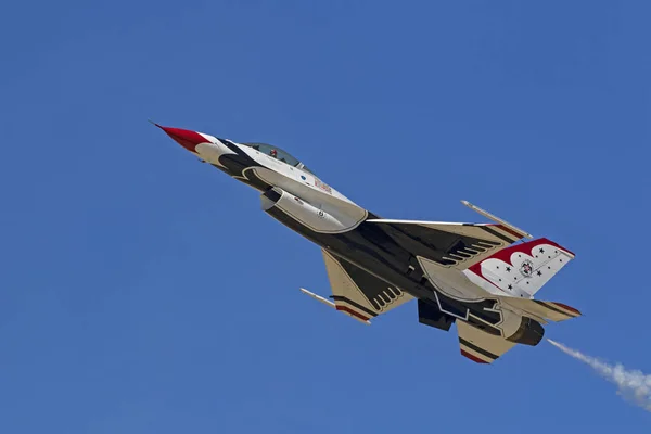 Airplane US Air Force Thunderbirds F-16 jet fighter flying at the 2017 Los Angeles Air Show — Stock Photo, Image