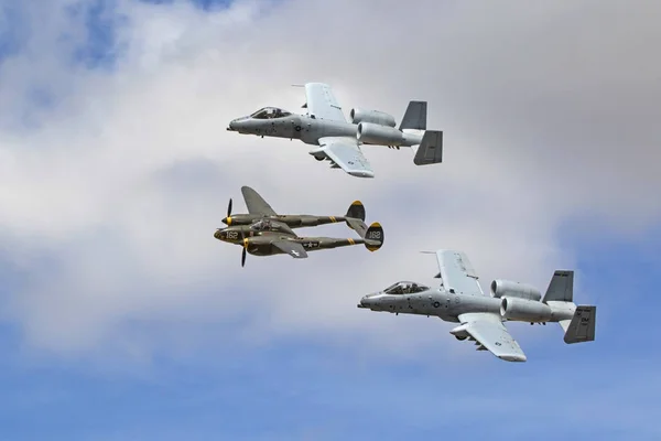 Airplane Heritage Flight A-10 Thunderbolt Wharthog jets and P-38 Lightning WWII fighter flying at the 2017 Los Angeles Air Show — Stock Photo, Image