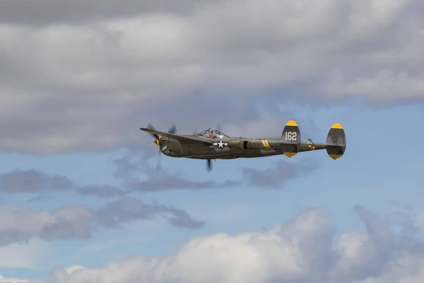 Samolot II wojny światowej vintage myśliwiec p-38 Lightning leci na 2017 r. Los Angeles Air Show — Zdjęcie stockowe