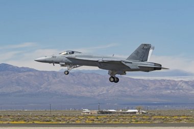 Uçak ABD Deniz Kuvvetleri F-18 Hornet jet avcı uçağı