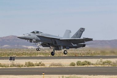 Uçak ABD Deniz Kuvvetleri F-18 Hornet jet avcı uçağı