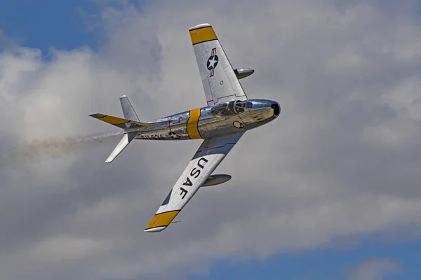 Flugzeug f-86 Säbel-Oldtimer koreanische Kampfflugzeug fliegen — Stockfoto