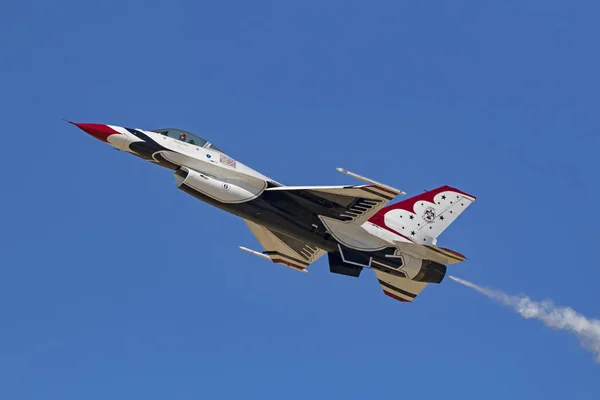 Vliegtuig Air Force Thunderbirds F-16 strijders — Stockfoto