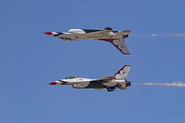 Flygplan oss Air Force Thunderbirds F16 fighters — Stockfoto