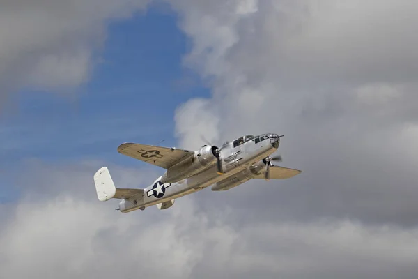 Avião B-25 Mitchell Bombardeiro pesado da Segunda Guerra Mundial voando — Fotografia de Stock