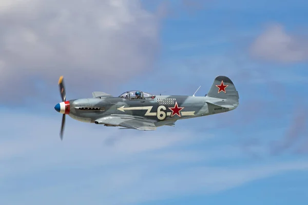 Airplane Soviet YAK WWII fighter aircraft flying — Stock Photo, Image