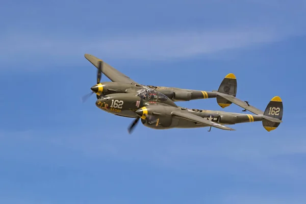 Airplane P-38 Lightning WWII fighter aircraft flying at the air show — Stock Photo, Image
