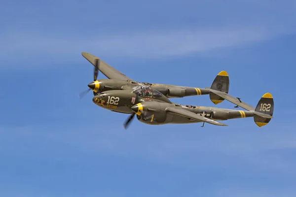 Air Show'da uçan uçak P-38 yıldırım İkinci Dünya Savaşı savaş uçağı