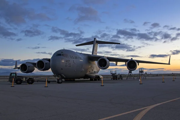 Tryskové letadlo Air Force c-17 vojáků dopravy v sunrise durimng 2017 Los Angeles Air Show — Stock fotografie