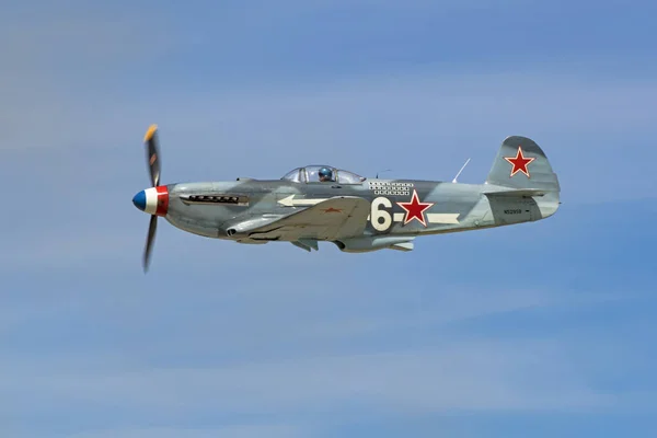 Avião vintage WWII Russian YAK no Show Aéreo de Los Angeles de 2017 em Lancaster, Califórnia — Fotografia de Stock