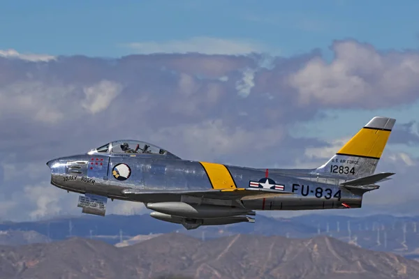 Airplane Korean War vintage jet fighter flying at the 2017 Los Angeles Air Show in Lancaster, California — Stock Photo, Image