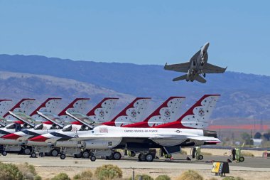Uçak bizi Hava Kuvvetleri Thunderbirds F-16 jet avcı uçağı Los Angeles Air Show'da