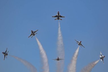 Uçak bizi Hava Kuvvetleri Thunderbirds F-16 jet avcı uçağı Los Angeles Air Show'da