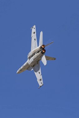 Uçak Donanma F-18 Hornet jet 2017 Los Angeles Air Show'da Lancaster, California uçan avcı