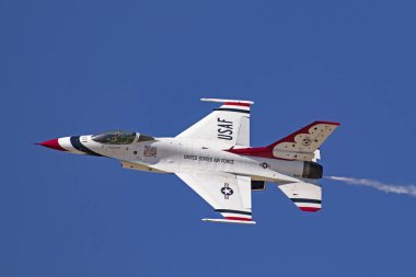 Uçak bizi Hava Kuvvetleri Thunderbirds F-16 jet avcı uçağı Los Angeles Air Show'da