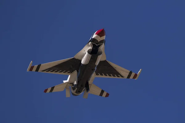 Avión US Air Force Thunderbirds F-16 jet fighter en Los Angeles Air Show — Foto de Stock