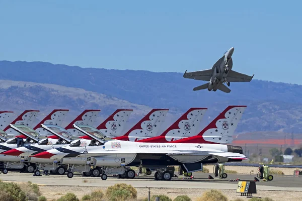 Самолёт ВВС США Thunderbirds F-16 на авиасалоне в Лос-Анджелесе — стоковое фото