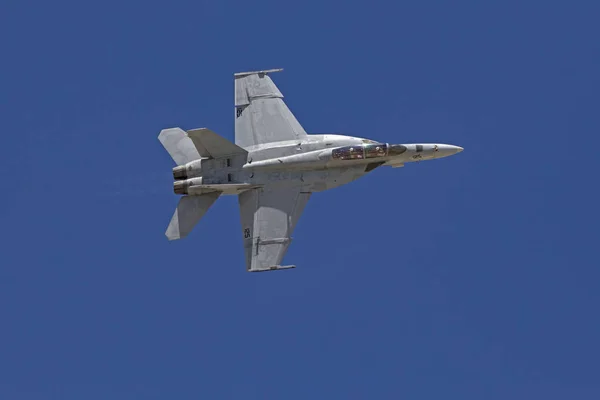 飞机海军 F-18 大黄蜂战斗机飞行在 2017年洛杉矶航空展在兰开斯特，加利福尼亚州 — 图库照片