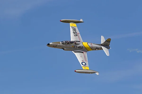 Repülőgép koreai háború vintage Sugárhajtású vadászgép repül a 2017 Los Angeles Air Show Lancaster, Kaliforniában — Stock Fotó