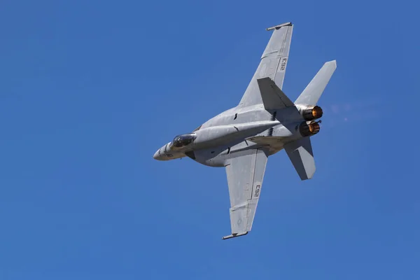 Avião F-18 da Marinha Caça a jato Hornet voando no Show Aéreo de Los Angeles de 2017 em Lancaster, Califórnia — Fotografia de Stock