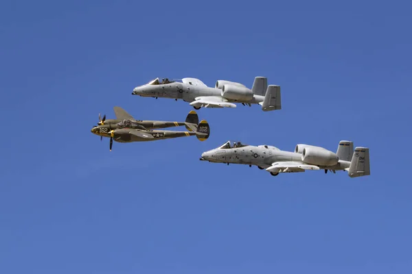 Avião Heritage Flight with A-10 Thunderbolts and vintage P-38 Lightning aircraft performing a fly-over at the 2017 Los Angeles Air Show in Lancaster, California — Fotografia de Stock