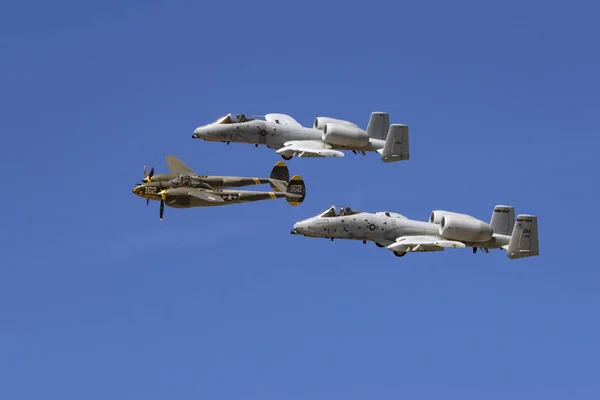 A-10 Yıldırım ve Lancaster, Kaliforniya'da bir yetişemeyiz 2017 Los Angeles Air Show'da gerçekleştirme vintage P-38 yıldırım uçak ile uçak miras uçuş — Stok fotoğraf