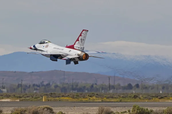 Airplane US Air Force Thunderbirds F-16 jet fighter at Los Angeles Air Show — Stock Photo, Image