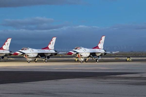 Avião Caça F-16 Thunderbirds da Força Aérea dos EUA no Show Aéreo de Los Angeles — Fotografia de Stock