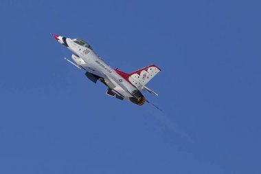 Uçak bizi Hava Kuvvetleri Thunderbirds uçan ve 2017 Los Angeles Air Show gerçekleştirme