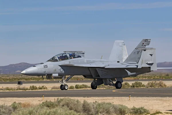 Avião F-18 Hornet Rhino voando e se apresentando no Show Aéreo de Los Angeles em 2017 — Fotografia de Stock