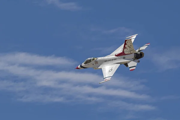 Avión Thunderbirds de la Fuerza Aérea de los Estados Unidos volando y actuando en el Salón Aéreo de Los Ángeles 2017 —  Fotos de Stock
