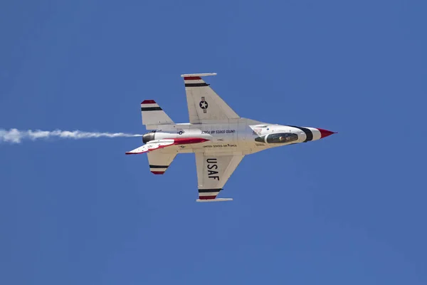 Αεροπλάνο μας Air Force Thunderbirds πετώντας και επιδόσεις στο το 2017 Λος Άντζελες Air Show — Φωτογραφία Αρχείου