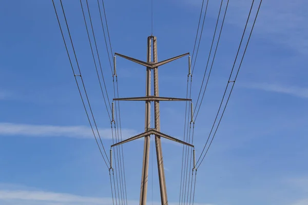 Alimentación eléctrica cables de línea de alta tensión y torre — Foto de Stock