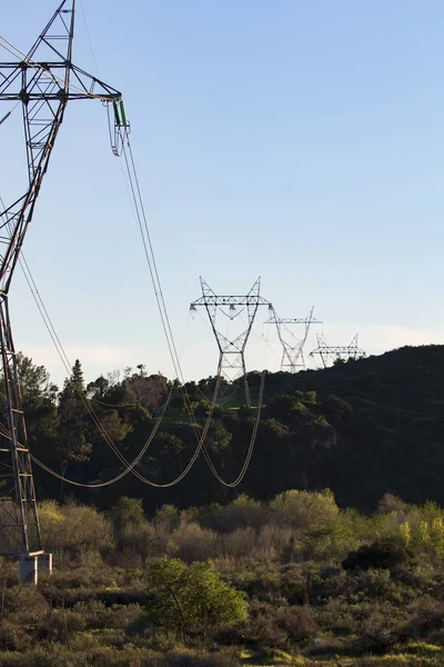 Alimentación eléctrica cables de línea de alta tensión y torre — Foto de Stock