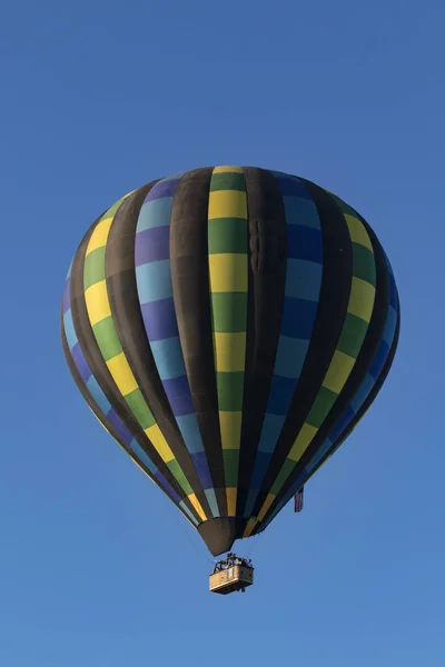 Ballon flottant au-dessus de Temecula Balloon Festival en Californie du Sud — Photo