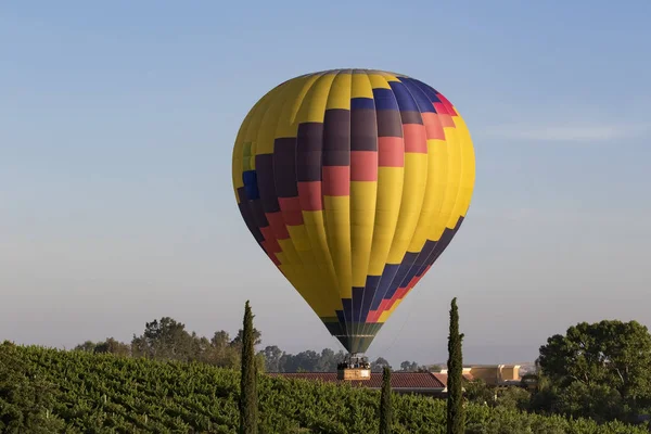 Ballon flottant au-dessus de Temecula Balloon Festival en Californie du Sud — Photo