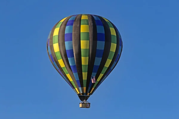 Montgolfières volant au-dessus des vignobles de raisin de Californie pendant le festival de montgolfière — Photo